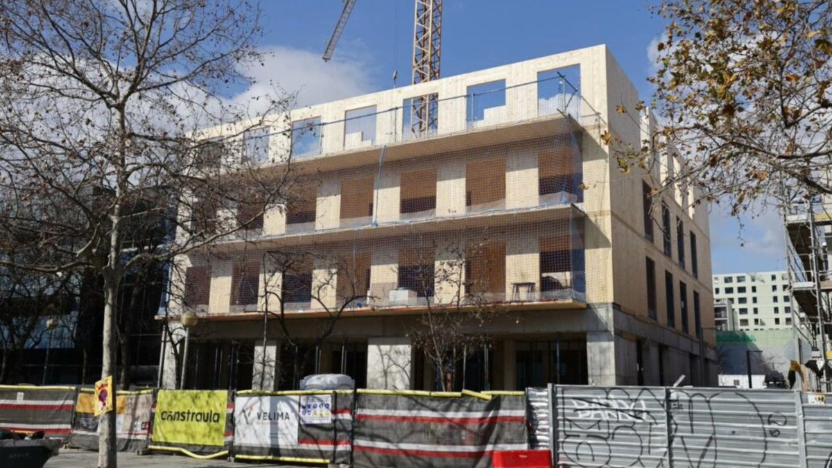 LopezPanel's tweet photo. Hace unos meses os hablamos de la construccion de un edificio industrializado de madera de 42 viviendas en Barcelona.

El proyecto sigue en marcha y así  evoluciona.

La madera es el pasado de la construcción actual, pero también su futuro.

https://t.co/aRJCeKDsCO https://t.co/OYadTXvOfY