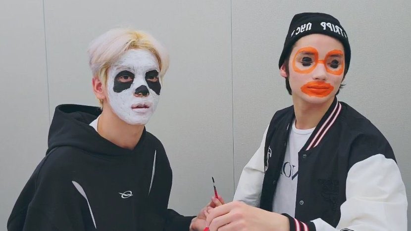 translatingTXT's tweet photo. 🐧 it’s going to be so funny to see everyone’s reactions
🐰 there are a lot of people that don’t work with us that are here too 🤣

@TXT_members @TXT_bighit https://t.co/339fTSY54H