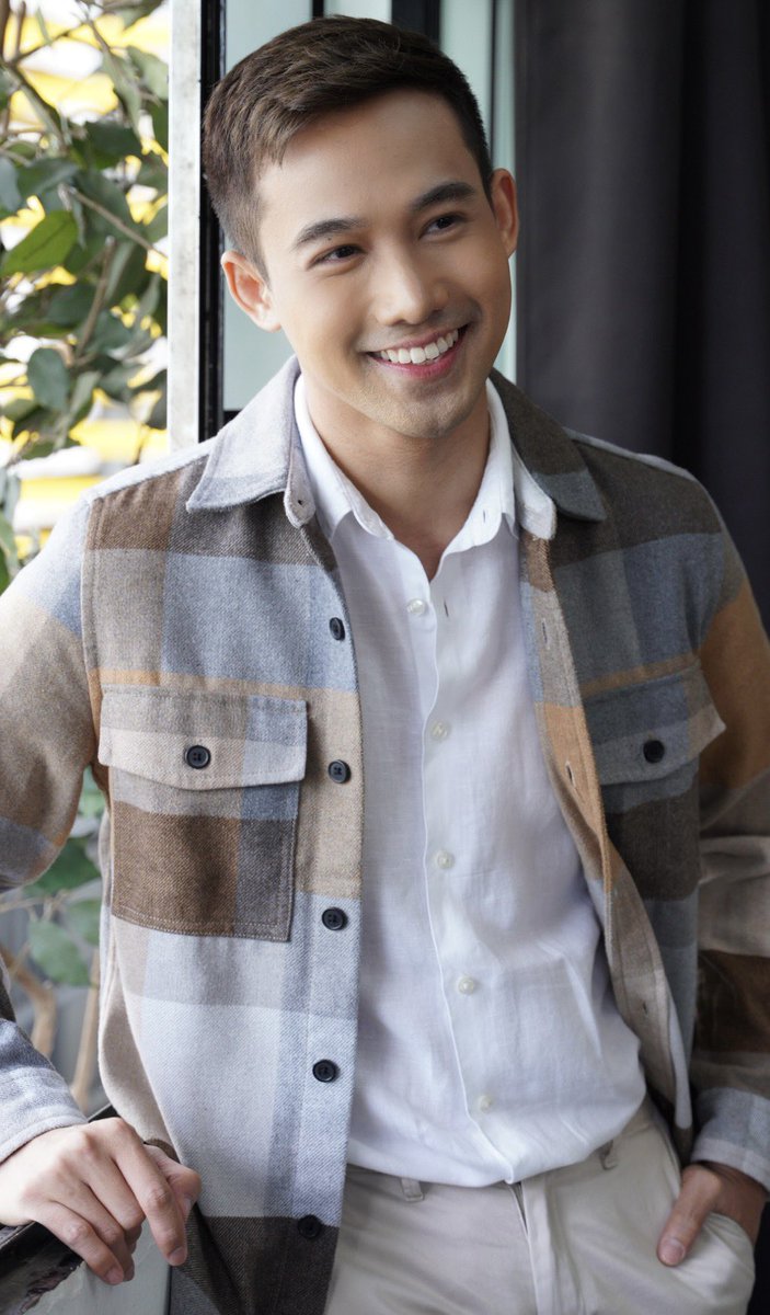 akosiKenChan's tweet photo. and suddenly all the love songs were about you https://t.co/D7Vf82pz5N