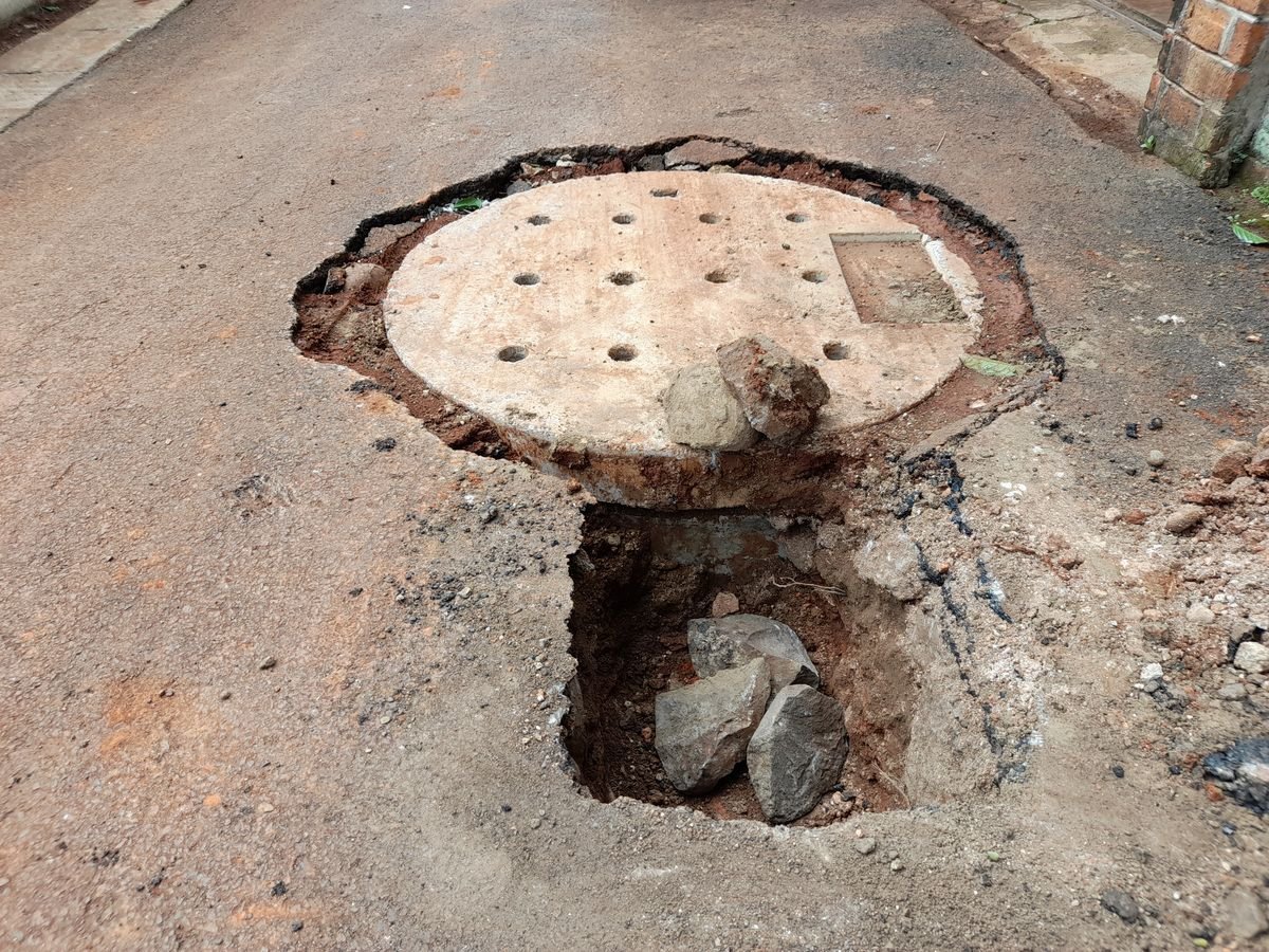 SeruniPuspaAlam's tweet photo. DIJUAL  MURAH
(Butuh Uang)
Sumur Resapan Bekas

Bisa direfungsionalisasi sebagai septik tank, pot bunga, ganjal pintu, dll. Bisa juga untuk koleksi pribadi.

Harga masih bisa nego.

Bagi yang berminat bisa hubungi Prof. @musniumar 

🤣🤣🤣 https://t.co/PwPbSS49Az