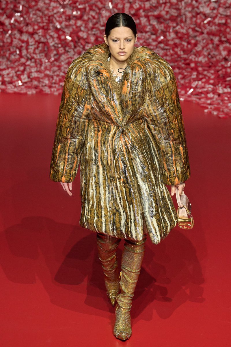 BOTTEGAHOENETA's tweet image. for his fw23 glenn martens blowtorched biker jackets, painted faux fur, used nylon deadstock covered in plastic and heated until it melted enough to be what martens calls a coat. some of these techniques previously only used on producing cars.