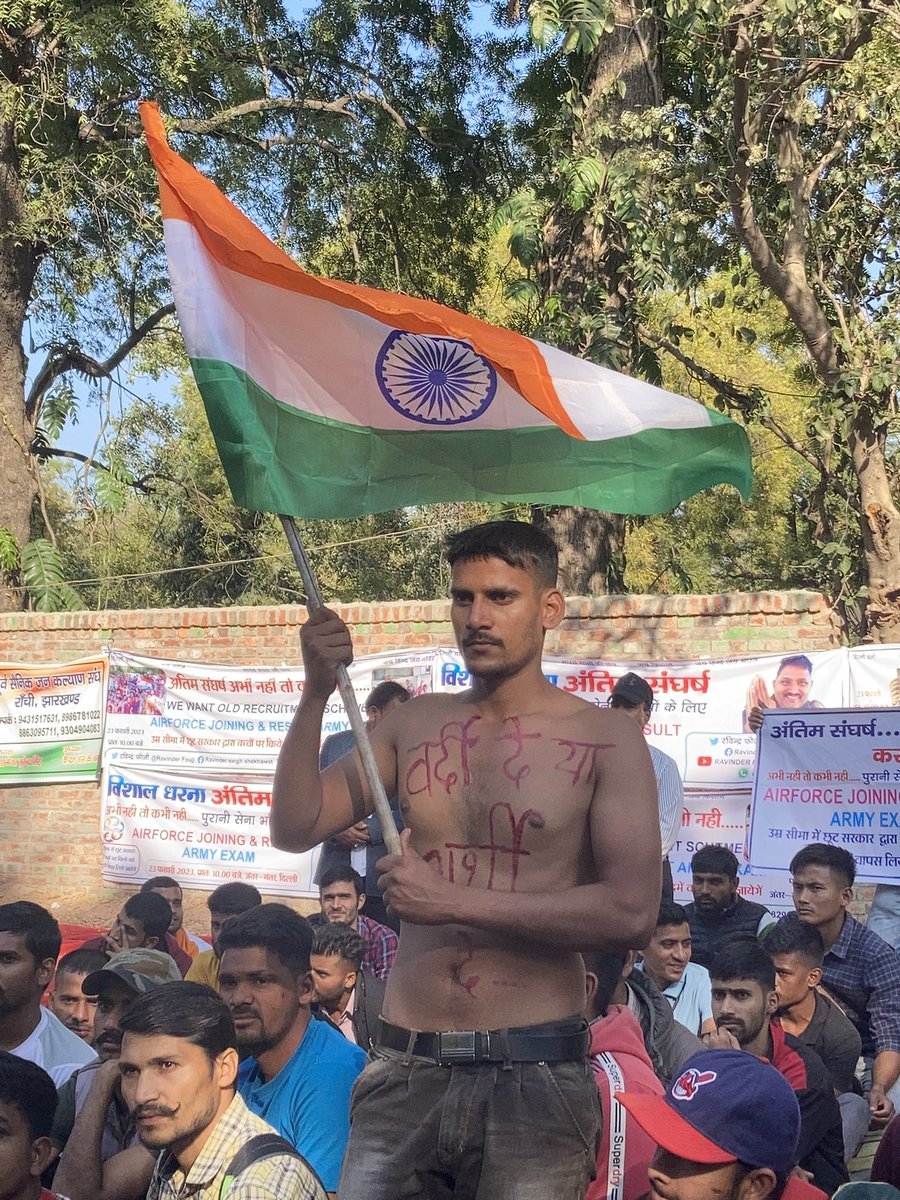 NidhiTanejaa's tweet photo. जंतर मंतर पर सेना अभ्यर्थियों का “अंतिम संघर्ष”. अब वक्त और उम्र दोनो हाथ से फिसलते जा रहे हैं। आर्मी का एग्ज़ाम अटका, एयरफ़ोर्स जोईनिंग़ लेटर 7,000 छात्रों को मिलते मिलते रह गया। @Ravindra_Fouji के साथ अलग अलग राज्यों से छात्र पहुँचे। #JusticeForDefenceStudents 
#अंतिम_संघर्ष https://t.co/c7Z9s3kvor