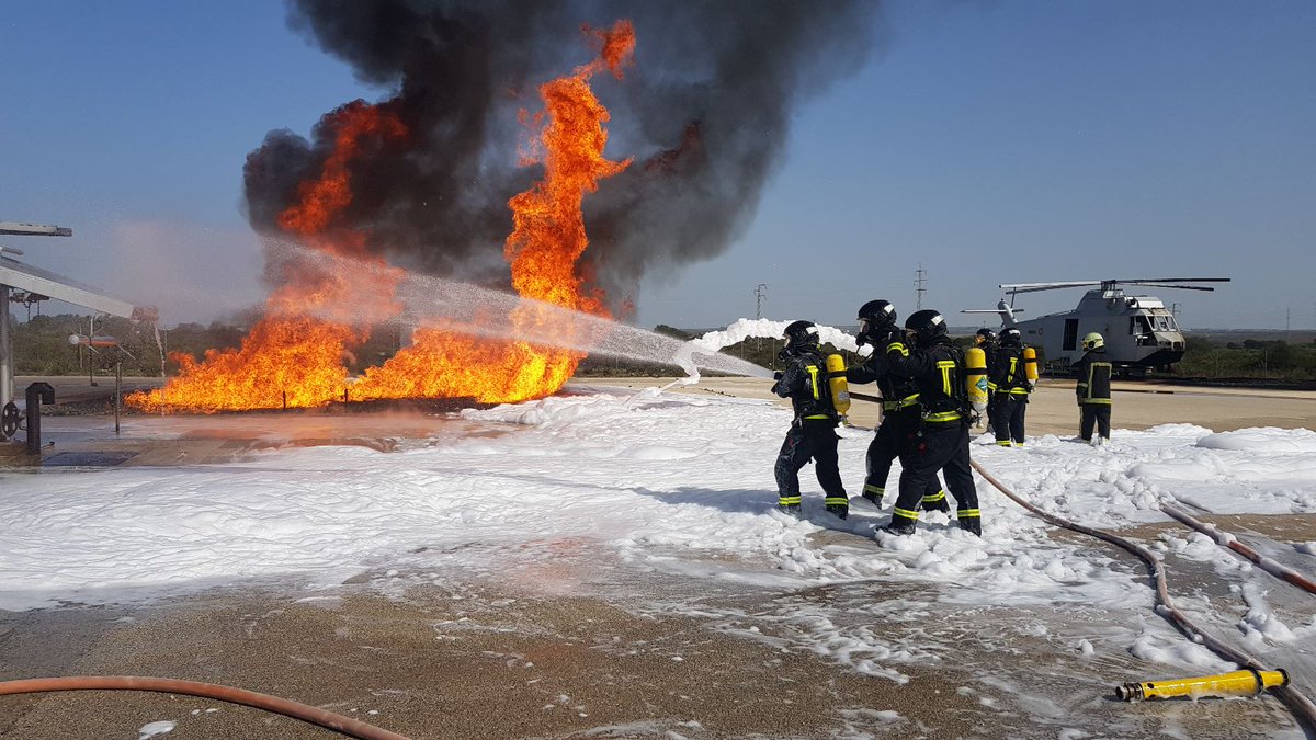 Defensagob's tweet photo. Durante estos días, el #GIETMA de @UMEgob realiza adiestramiento contraincendios 🔥 de buques, aeronaves y control de derrames combustible en la #BaseNavaRota de @Armada_esp. Una labor imprescindible para nuestra seguridad. ¡Enhorabuena por vuestro compromiso! https://t.co/pC8MiXwowE