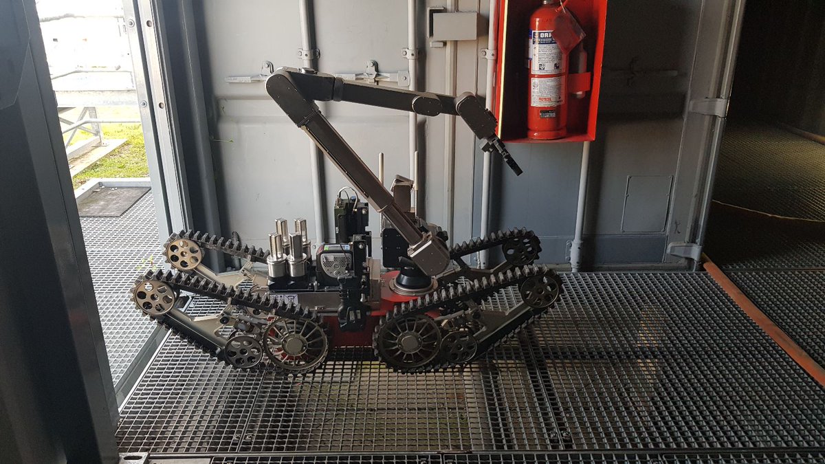 Defensagob's tweet photo. Durante estos días, el #GIETMA de @UMEgob realiza adiestramiento contraincendios 🔥 de buques, aeronaves y control de derrames combustible en la #BaseNavaRota de @Armada_esp. Una labor imprescindible para nuestra seguridad. ¡Enhorabuena por vuestro compromiso! https://t.co/pC8MiXwowE