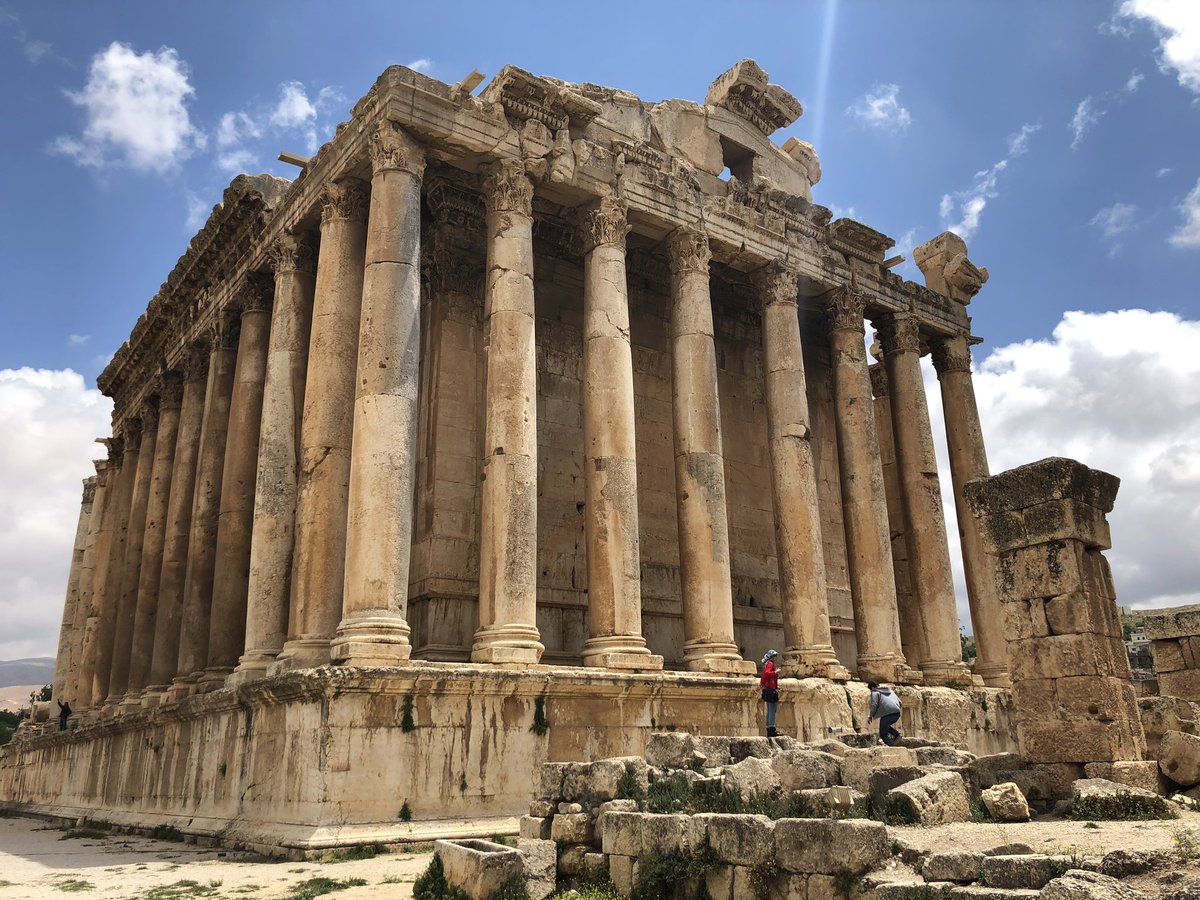 おはようございます皆様‼️😃

これはレバノンのバールベックにある『バッカス神殿』です。
見ての通り巨大です。
この大きさの神殿はローマ市の『ローマとヴィーナス神殿』とエフェソスの『アルテミス神殿』くらいだと思いますが、現存してるのは、この神殿だけです。
大迫力ですね。🏛️

＃古代ローマ 
