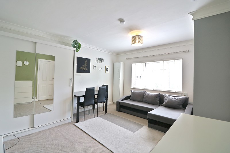 EllenderEstates's tweet photo. NEW: Uxbridge Road #EalingCommon #Ealing. Apartment / Studio - 0 bed £320,000 https://t.co/JI3rqEt2Ej