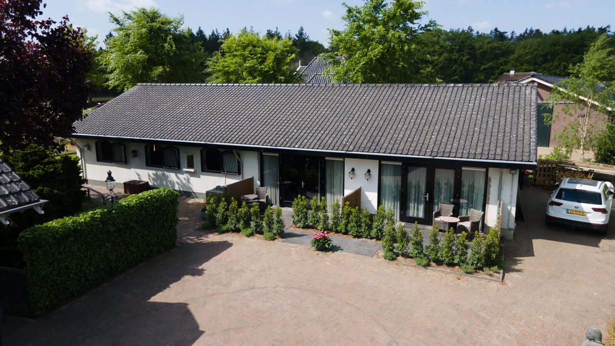 Deze prachtige B&amp;B is rustig gelegen aan het Speulderbos, in het buitengebied van Ermelo. B&amp;B 't Speulderbos is gevestigd in een oude paardenstal die omgetoverd is tot een mooie B&amp;B, voorzien van alle gemakken. #bedandbreakfastnl (bit.ly/3ElbKXU)