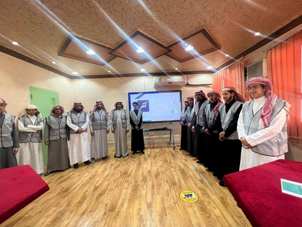 دشن مدير مكتب التعليم في #تنومة سعد ال فرحان مشروع ( آمر ) التطوعي بثانوية أبي بكر والذي يستهدف الخدمات التعليمية بمجالاته المتعددة خدمة لمنسوبي المدرسة وأولياء الأمور والزوار.