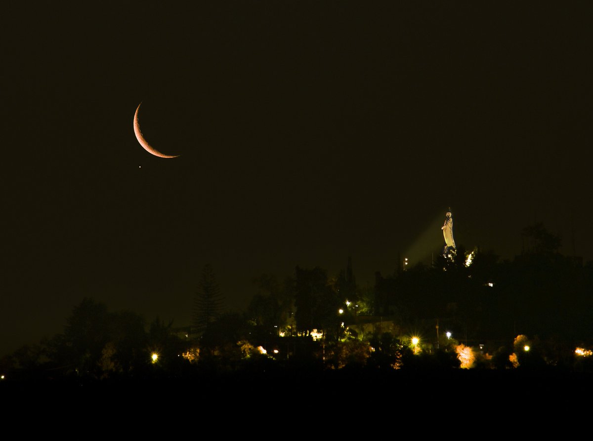 GabrielParedes's tweet photo. Hermosa conjunción la que pude fotografiar anoche desde Santiago.
Júpiter junto a la Luna ocultándose en el Cerro San Cristóbal.
@ELTIEMPOCHV #ElTiempoCHV #Moon #Sky #photography #conjunción https://t.co/u7Cfh3hMUs