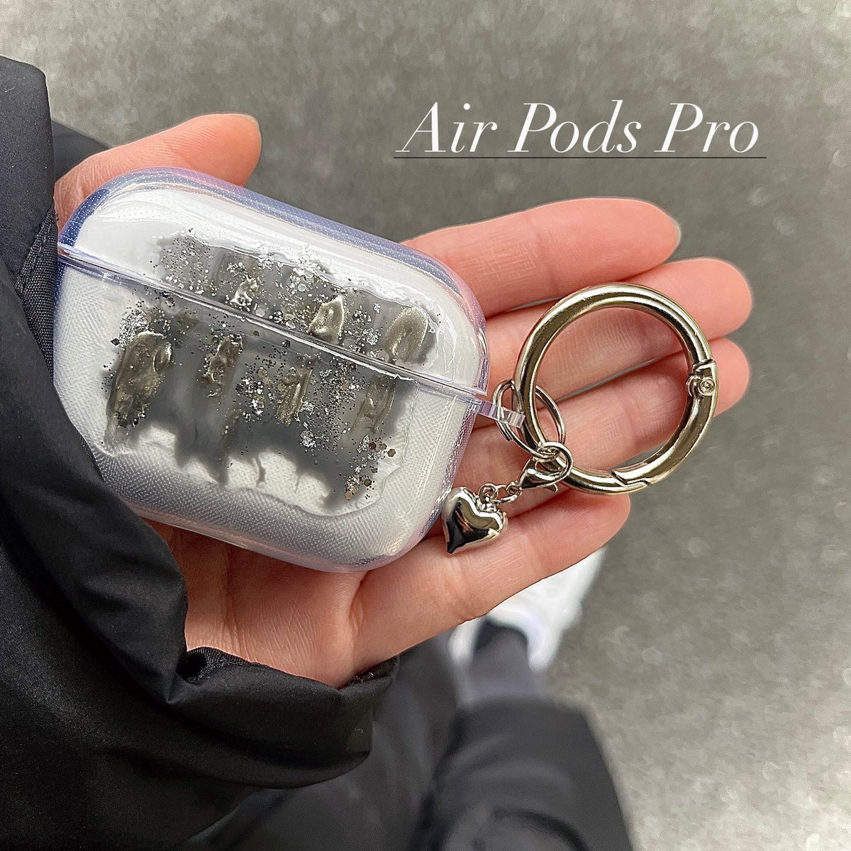 Charme0106's tweet photo. iPhoneケースとお揃いのAirPodsケースが欲しいですとお声をいただき、作製してみました☾*.こういったお声は本当に嬉しいですね☻✧✧ #AirPodsケース #AirPods #ニュアンス #ニュアンスケース #iPhoneケース #ニュアンスケース https://t.co/WGjmgYJcpY