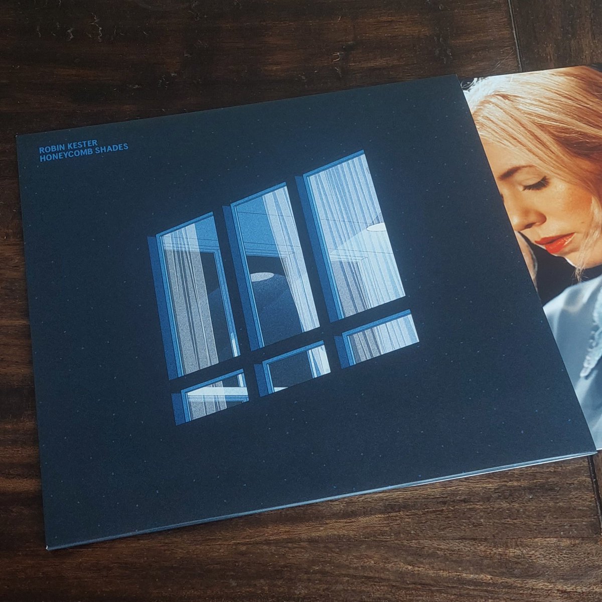 Marcoooohhhh's tweet photo. Morgen officieel pas uit maar nu al in huis via preorder, het prachtige nieuwe album van @robinkester_ Honeycomb Shades. 💙
#robinkester #atease #indie #indiemusic #dutchindie @atease https://t.co/xRwwSu8Zf5