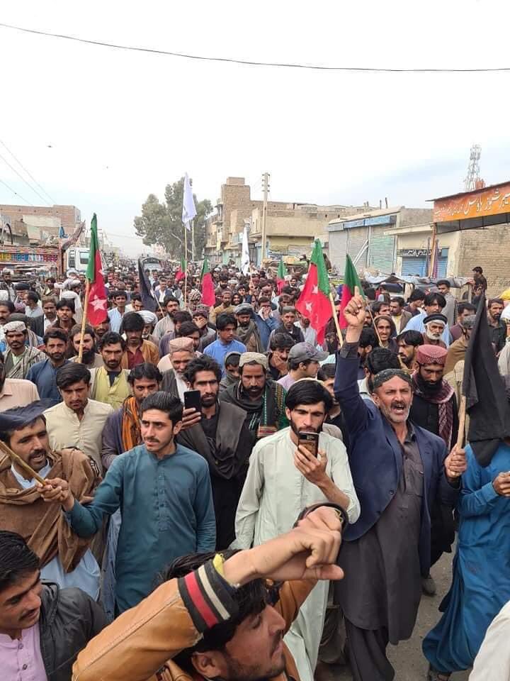 NationalParty_'s tweet photo. بارکھان: نیشنل پارٹی بارکھان کا خان محمد مری کی اہلیہ اور بچوں کے قتل کے خلاف رکھنی میں احتجاجی جلسہ ہوا جس میں بارکھان امن کمیٹی و دیگر تنظیموں کے لوگوں نے بڑی تعداد میں شرکت کی رکھنی کیا۔
#Barkhan 
#Justiceforkhanmarifamily https://t.co/JX2qx0cUQa