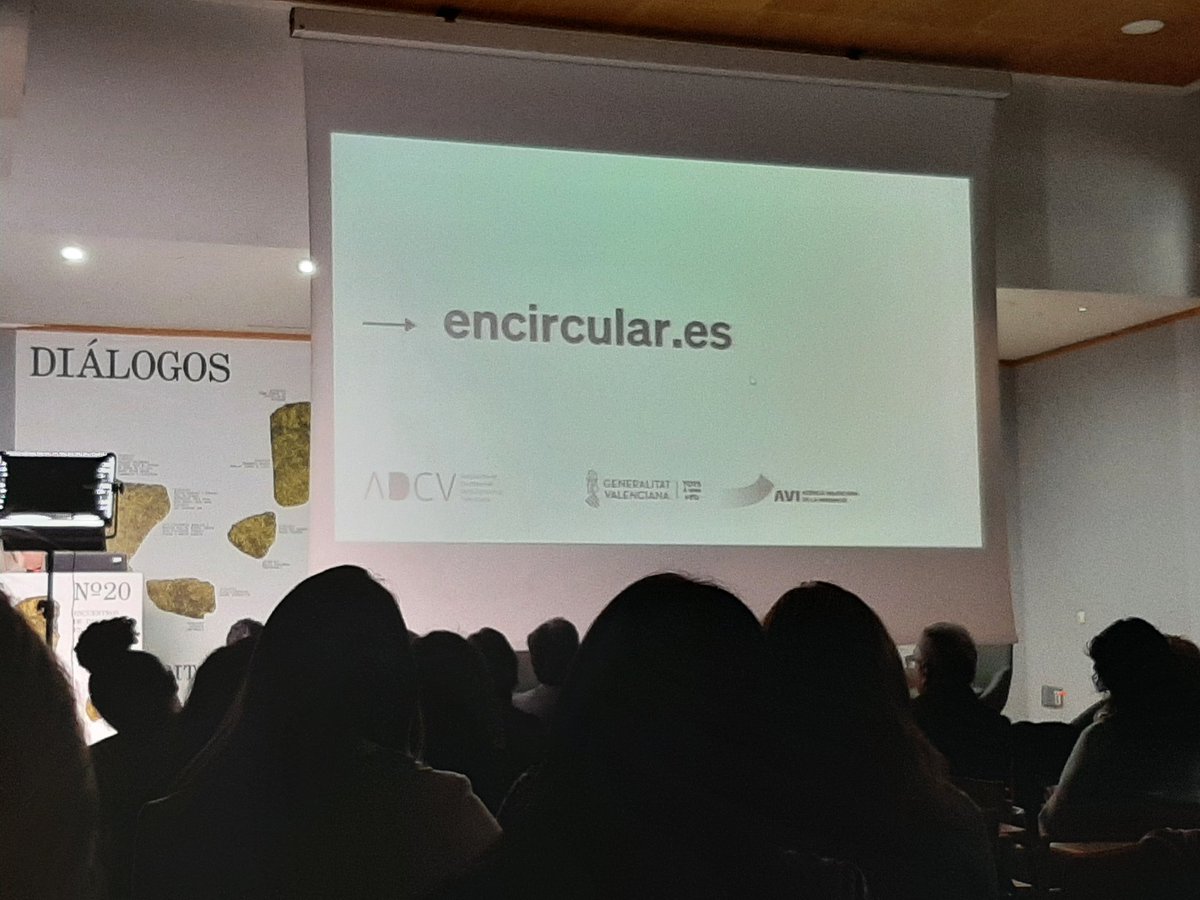 ADCV_com's tweet image. #Diálogos23 // Nuestra gerente y directora del proyecto #EnCircular (que cuenta con el apoyo de @GVAavi), nos habla del #DiseñoCircular y del poder de las diseñadoras/es para conseguir un mundo ➕ #sostenible en lo social, económico y ambiental.
👉🏼 2ª jornada #Diálogos23
#SomADCV