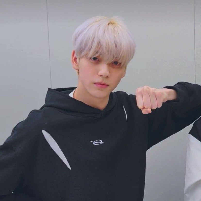 translatingTXT's tweet photo. before &amp; after 🎨🖌️

@TXT_members @TXT_bighit https://t.co/3aMrqmWtdx