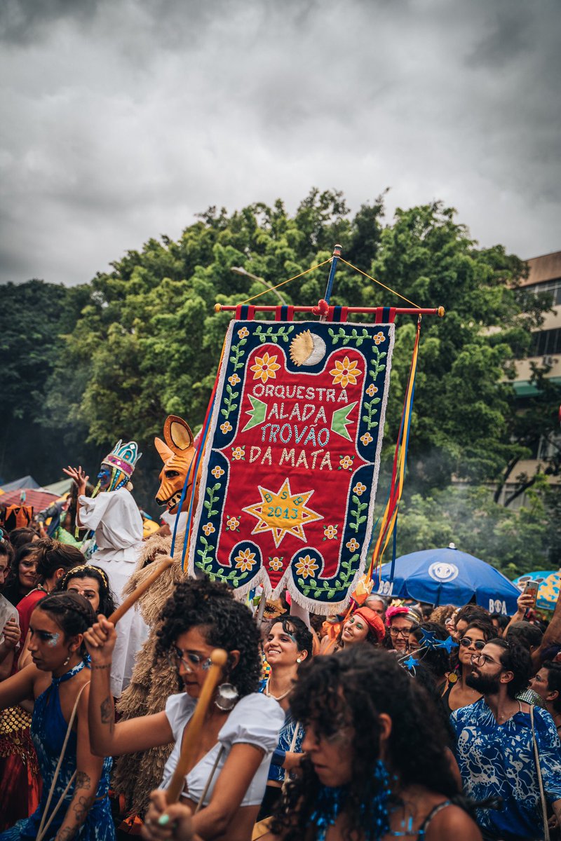 arautonho's tweet photo. A Orquestra Alada Trovão da Mata (que é parte do fuá de Seu Estrelo) é de uma beleza e potência que não tem cabimento nesse mundo. A Claraboia Filmes fez esses registros da aparição no carnaval de Brasília. https://t.co/2Btz84DZgU