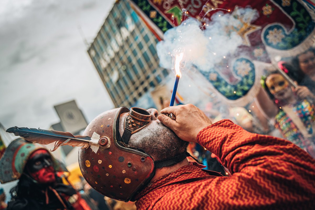 arautonho's tweet photo. A Orquestra Alada Trovão da Mata (que é parte do fuá de Seu Estrelo) é de uma beleza e potência que não tem cabimento nesse mundo. A Claraboia Filmes fez esses registros da aparição no carnaval de Brasília. https://t.co/2Btz84DZgU