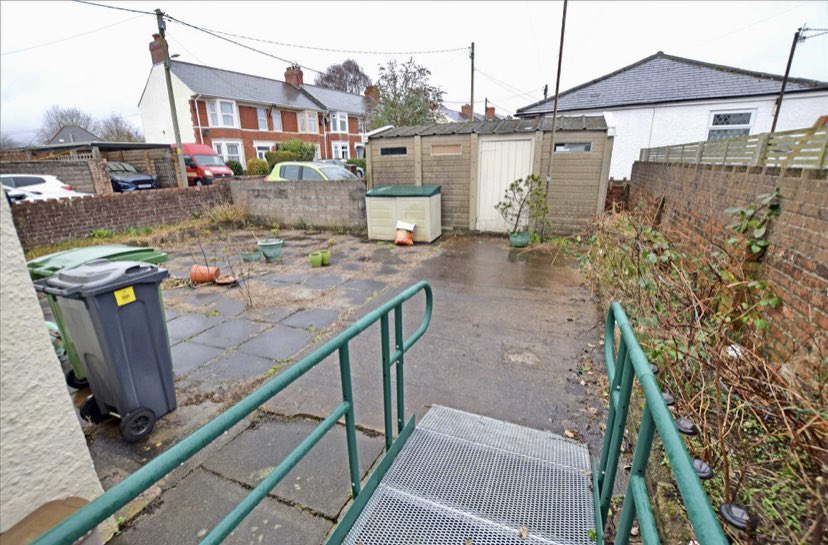 Michael_JonesCo's tweet image. For Sale on Mervyn Road, Whitchurch, Cardiff is this end-terrace house offering family-size accommodation that requires some updating but has the benefit of a generous corner plot. onthemarket.com/details/128921… #ForSale #CornerPlot #House #Home #Property #Whitchurch #CF14 #EndTerrace