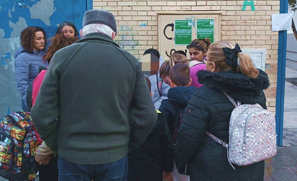 En #SevillaHoy, recogida de firmas contra el recorte de aulas en la #EducaciónPública
💚CEIP Adriano
💚CEIP San José Obrero
💚CEIP Calvo Sotelo

⚠️¿En tu colegio, barrio o pueblo quieren suprimir aulas? Escribe: IBRA@bajadaderatioya.org

#BajadaDeRatioYa
#NiUnAulaMenosEnLaPública