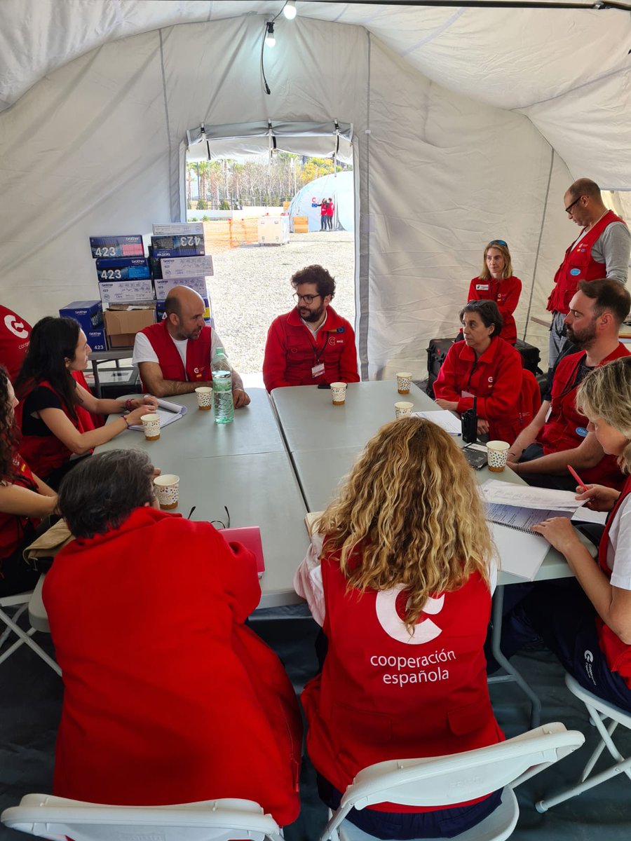 AECID_es's tweet photo. A este segundo turno del #EquipoSTART le acompaña el Dtor. #AECID @anton_leis quien ha mantenido una reunión de evaluación de la misión con los responsables del 🏥#HospitalSTART #somoscoperación https://t.co/lp3OLFVEyv
