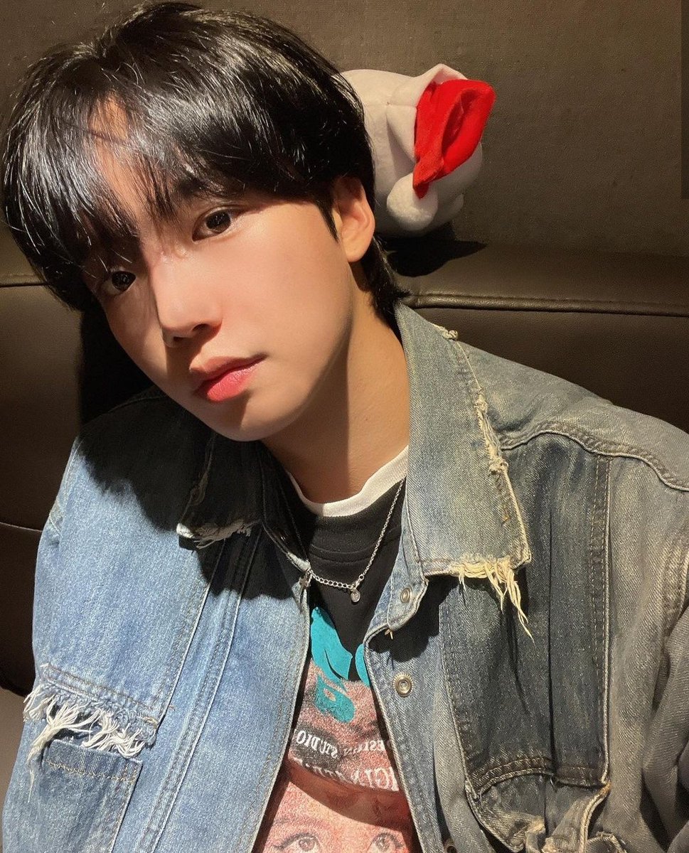 BringLYMBack's tweet photo. [230202] #WIUSTAGRAM @/y0ung_wiu 

Eng: Left side? Or right side? 🤔 https://t.co/W0SXq9U2LT