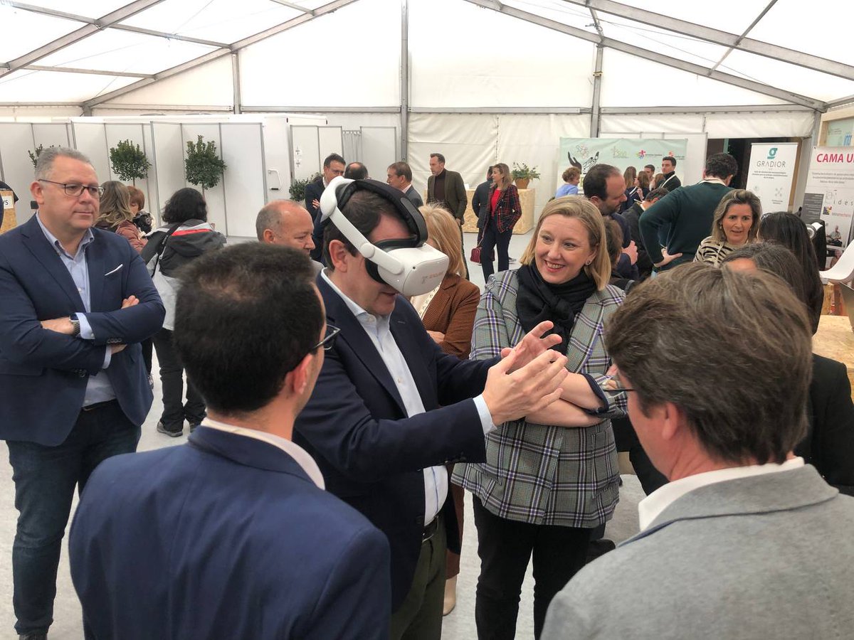 adipertecuida's tweet photo. Presidente Mañueco en el stand de #Adiper y @enclaveforma  probando nuestro sistema #virtualiza https://t.co/4Nm8E3ooOl