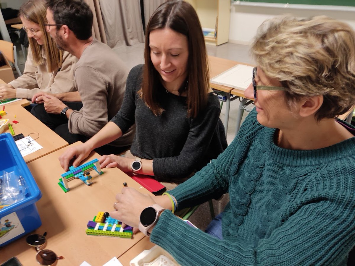 ibsteam_caib's tweet photo. Algunes fotos de la formació Esd. 254 #RobotIB Primària Nivell 1 al CEIP Maria de la Salut.
Els centres participants són:
- CEIP Maria de la Salut.
- CEIP Eleonor Bosch.
- CEIP Talaiot.
@EDUN_IB #graciesdocents https://t.co/tUl58W2gr6