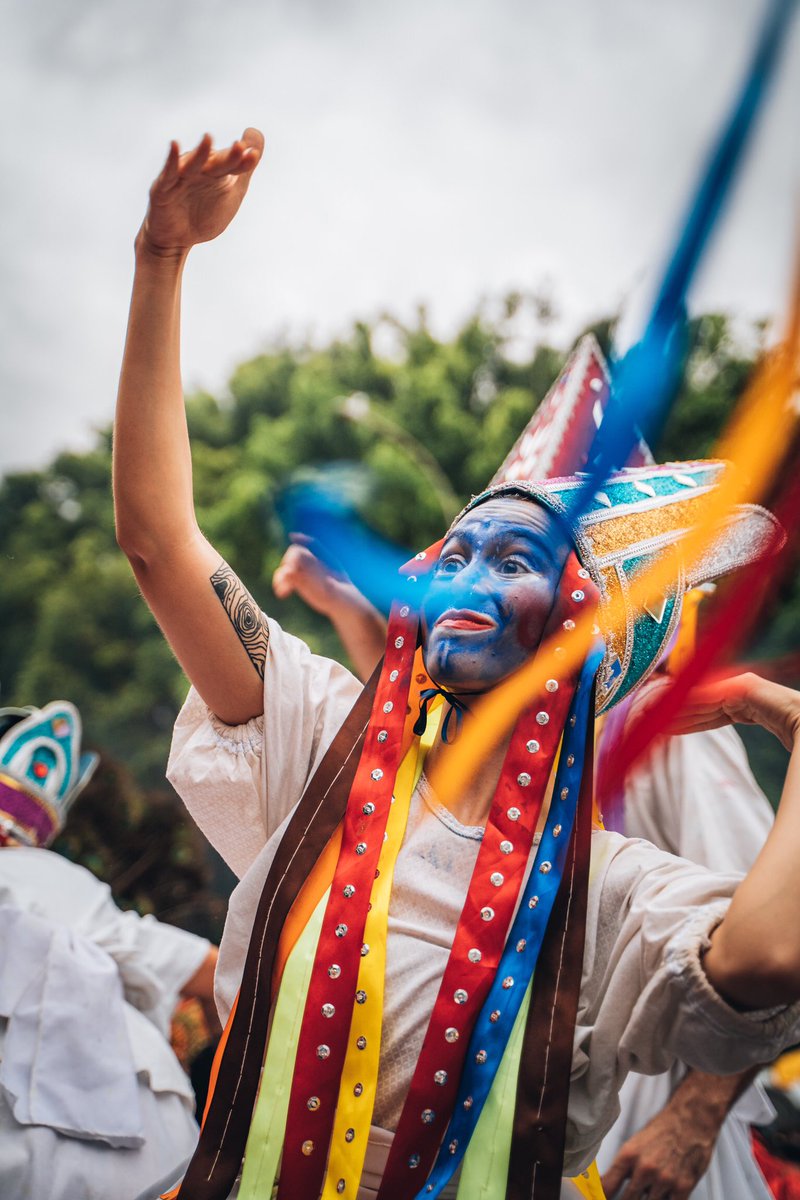 arautonho's tweet photo. Mais alguns registros que a Claraboia Filmes fez da passagem da Orquestra Alada Trovão da Mata pelo carnaval de Brasília. Sugiro fortemente ver as imagens escutando o álbum “Exu Monumental”, pra ter um pouco da experiência de sentir o batuque junto com o brilho das figuras. https://t.co/HoAOqJfHpE