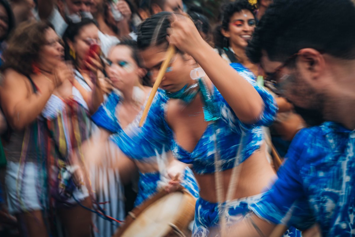 arautonho's tweet photo. Mais alguns registros que a Claraboia Filmes fez da passagem da Orquestra Alada Trovão da Mata pelo carnaval de Brasília. Sugiro fortemente ver as imagens escutando o álbum “Exu Monumental”, pra ter um pouco da experiência de sentir o batuque junto com o brilho das figuras. https://t.co/HoAOqJfHpE