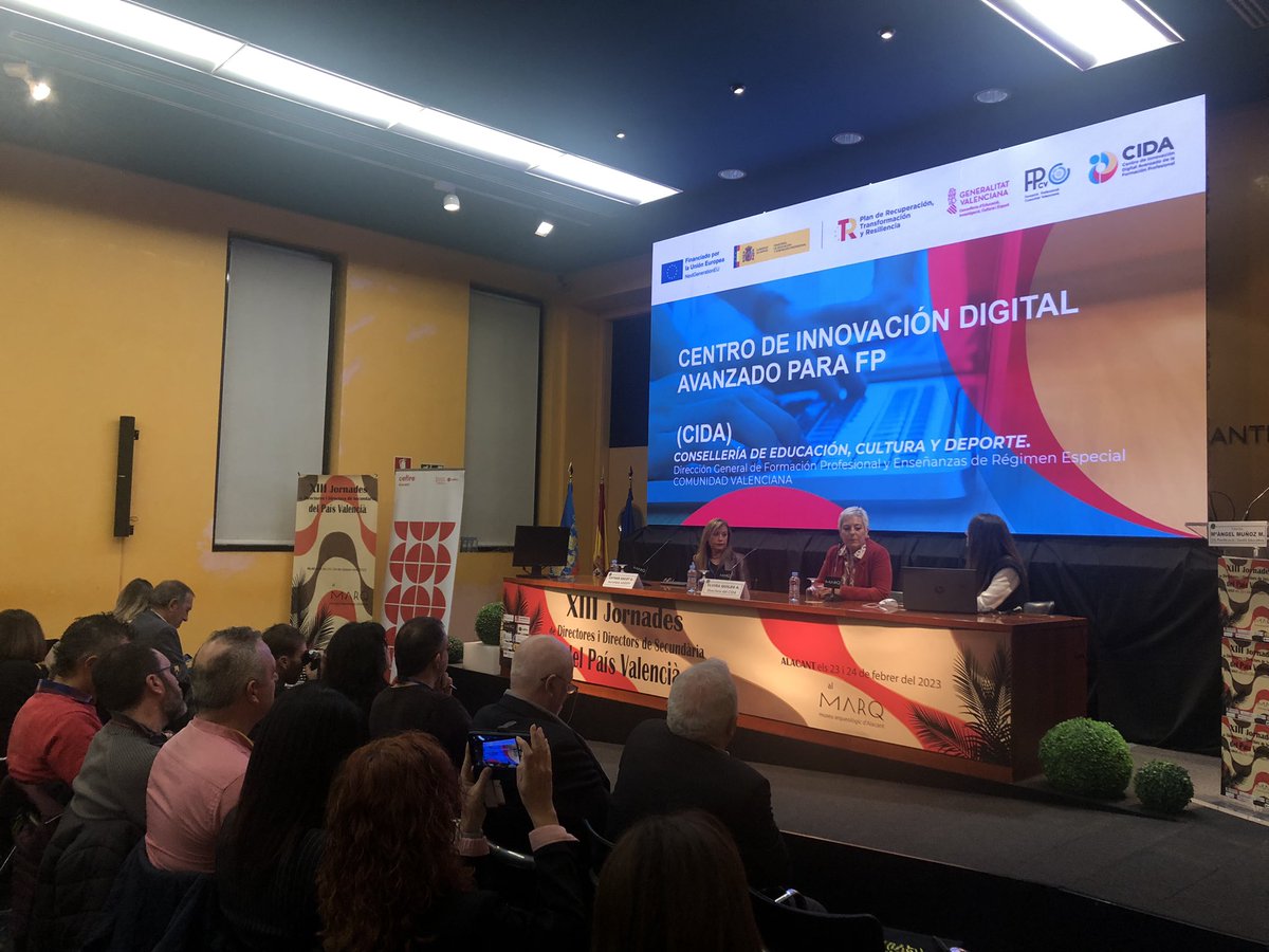 CIDA_gva's tweet photo. 🚀@elvira_quiles Directora del @CIDA_gva 💻de @gvaeducacio presenta l’organisme: valors, objectius, línies d’actuació presents i futures, composició de l’equip d’assessors/es. #FPValenciana #innovacio #digitalizacio #sempreFP🦾 https://t.co/J0RjTXG5O1