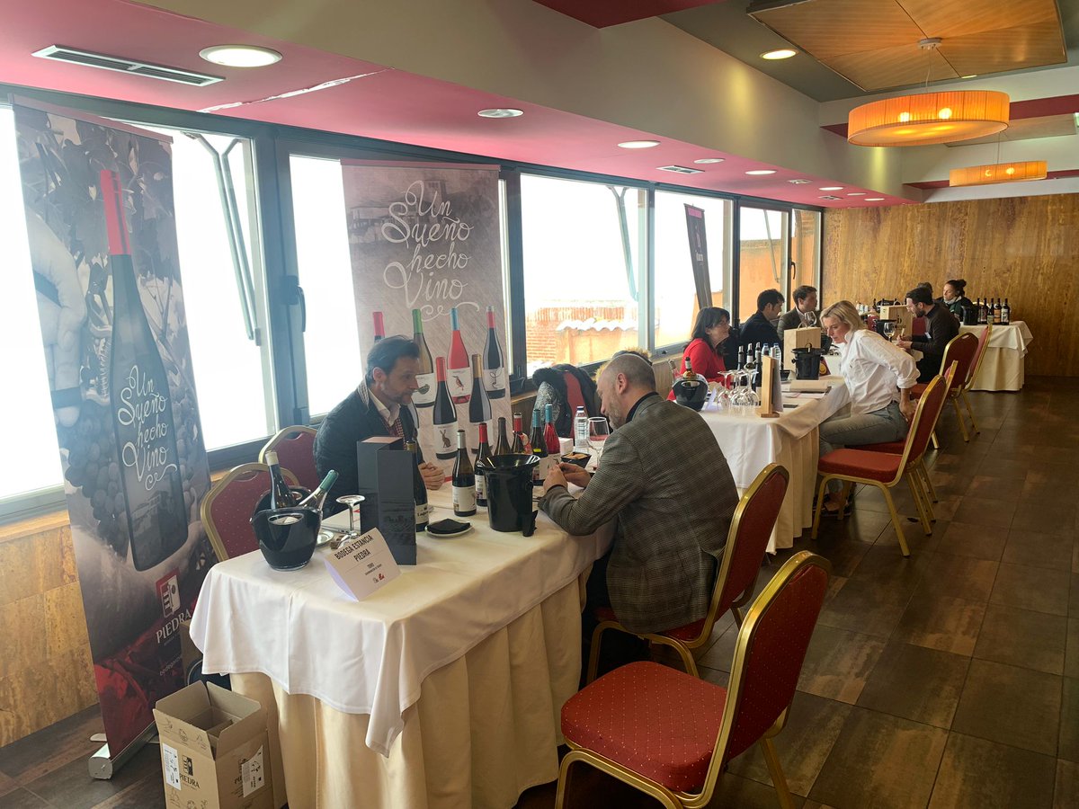 Segundo día de showroom con los importadores de Reino Unido y algunas de nuestras bodegas para poder conocer mejor sus proyectos, sus vinos y en definitiva, nuestra #DOToro. Además, con una gran sorpresas, unas vistas impresionantes del río Duero mientras nieva. #DOToro 🥰❄️🍷