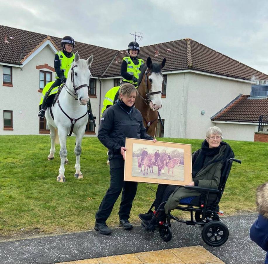 PSOSHorses's tweet photo. Today PH's Brora and Nairn paid a visit to a very special lady who's had a recent stay in hospital.  Eleanor was of the first female Mounted Officers joining the department in 1974. We presented her with a photo of Eleanor and colleagues from that year. Get well soon Eleanor 🐴❤ https://t.co/PuVsIOv9Be