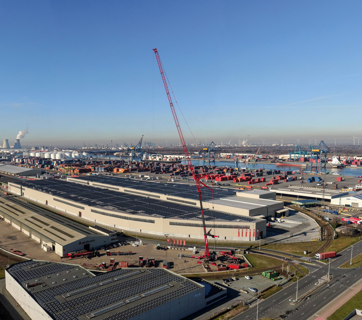 mammoetglobal's tweet photo. Recently, we've welcomed a new crane in our fleet: The Liebherr #LTM1650. It can easily lift up to 700 tonnes. With the ECO drive system of this crane we can also save fuel and reduce noise. Therefore, we are even more excited to start using this new crane.
#Mammoet https://t.co/Uw2srIV2kJ