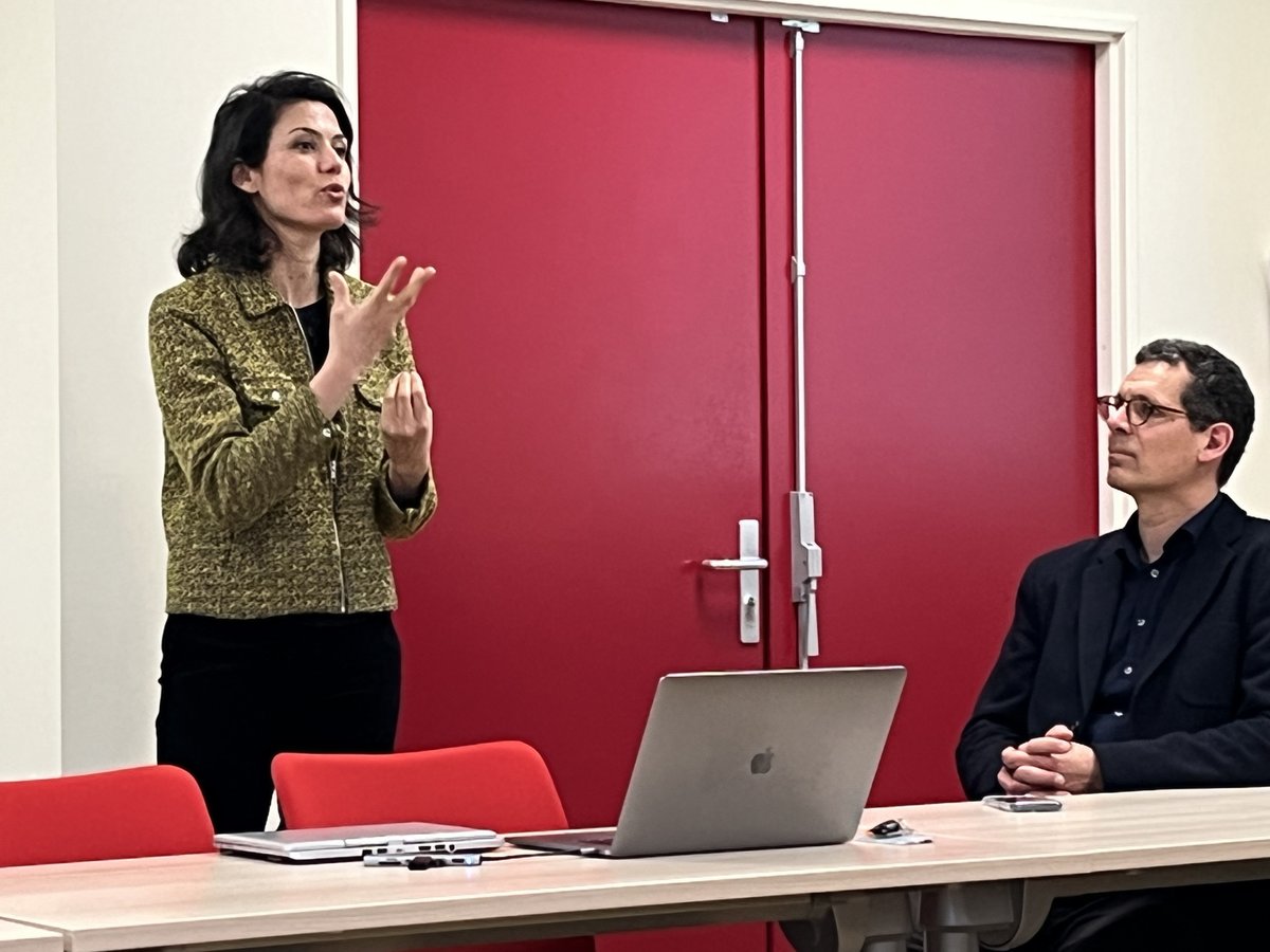 Manel Benzerafa Alilat parle avec beaucoup d'enthousiasme de ses rêves pour un encyclopédie  de #managementpublic &amp; nous promet un approfondissement de ses cauchemars ensuite :-).

#recherche
#managementpublic
#sciencesdegestion
#vielaviedulaboratoire
<a href="/IAEPoitiers/">IAE Poitiers</a> 
<a href="/UnivPoitiers/">Université de Poitiers</a>