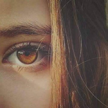 وحين يمر إسمك 
تلتفت روحي قبل قلبي 
يلحظك خاطري قبل عيني 
كيف لي أن أخبرك 
بأني إشتقت لك....!!

#لاتقراء_رسائلي #اين_تذهب_رسائلهم #خواطر #بوح_آخر_الليل #مساء__الخير #كلمات