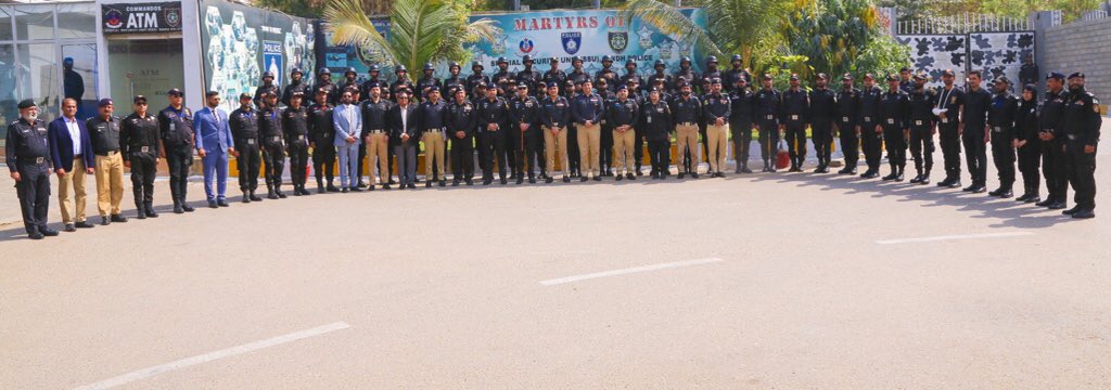 ssusindhpolice's tweet photo. IGP Sindh Ghulam Nabi Memon and Addl. IG #Karachi Javed Alam Odho met with the commandos of S.W.A.T team who fought bravely against the terrorists during terror attack on #KPO .Announced cash reward.
#SindhPolice #KarachiPolice #karachipoliceattack #kpoattack #SSU #heroes https://t.co/CPjEMSJd2U