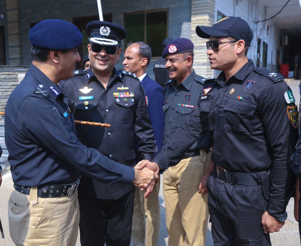 ssusindhpolice's tweet photo. IGP Sindh Ghulam Nabi Memon and Addl. IG #Karachi Javed Alam Odho met with the commandos of S.W.A.T team who fought bravely against the terrorists during terror attack on #KPO .Announced cash reward.
#SindhPolice #KarachiPolice #karachipoliceattack #kpoattack #SSU #heroes https://t.co/CPjEMSJd2U