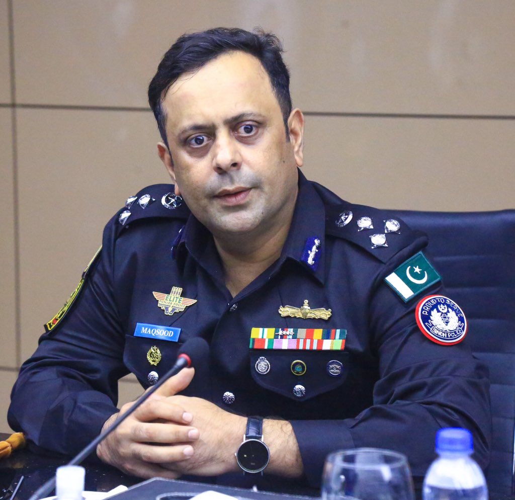 ssusindhpolice's tweet photo. IGP Sindh Ghulam Nabi Memon and Addl. IG #Karachi Javed Alam Odho met with the commandos of S.W.A.T team who fought bravely against the terrorists during terror attack on #KPO .Announced cash reward.
#SindhPolice #KarachiPolice #karachipoliceattack #kpoattack #SSU #heroes https://t.co/CPjEMSJd2U