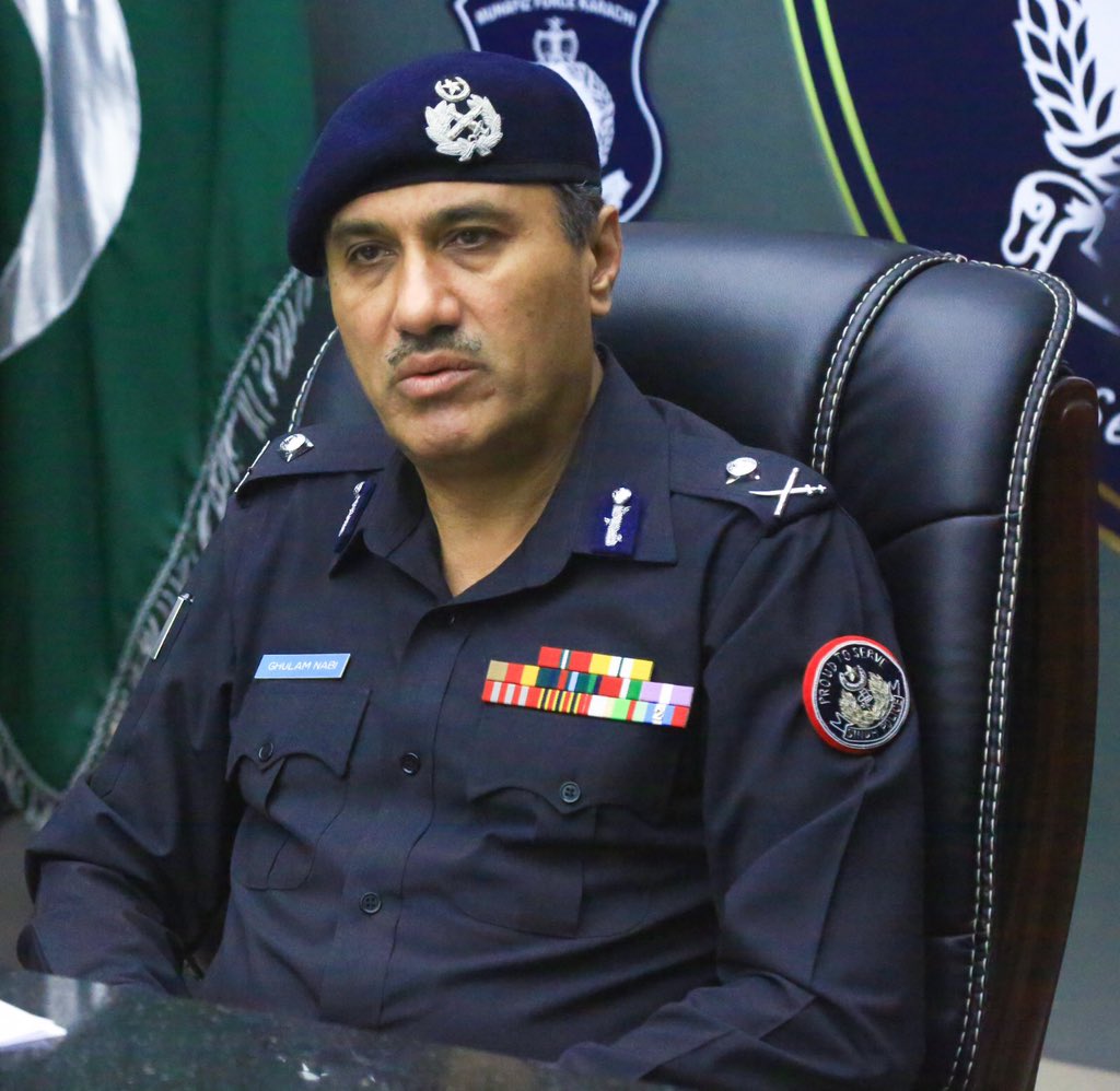 ssusindhpolice's tweet photo. IGP Sindh Ghulam Nabi Memon and Addl. IG #Karachi Javed Alam Odho met with the commandos of S.W.A.T team who fought bravely against the terrorists during terror attack on #KPO .Announced cash reward.
#SindhPolice #KarachiPolice #karachipoliceattack #kpoattack #SSU #heroes https://t.co/CPjEMSJd2U