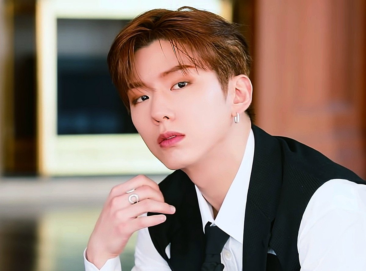 #댕햄 청게
친구랑 어떻게 키스를 해? 난 못 해.

이민역이 친구끼리 키스할 수 있을까?라고 묻자 유기엱 바로 얼굴 구기곤 말했음. 어떻게 그럴 수 있겠냐고, 그건 친구가 아니라고. 이민역, 그런 유기엱의 말을 가만 듣고 있나 싶더니 이어 말하는데 아까한 질문보다 더 가관이더라.