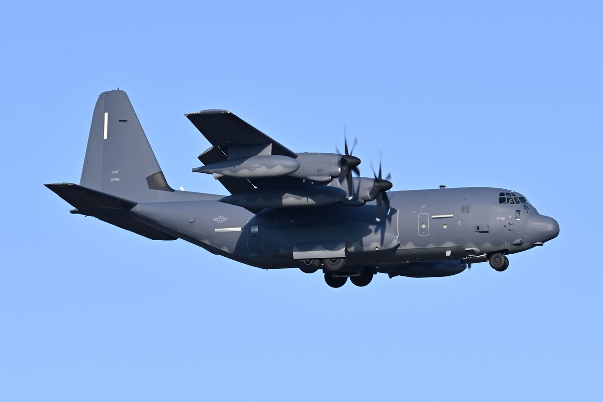 modelight329's tweet image. 2023/02/23
MC-130Jですが、顎下とか胴体後部右側面とか、あるはずのものがないですね…🤔
#横田基地　#RJTY