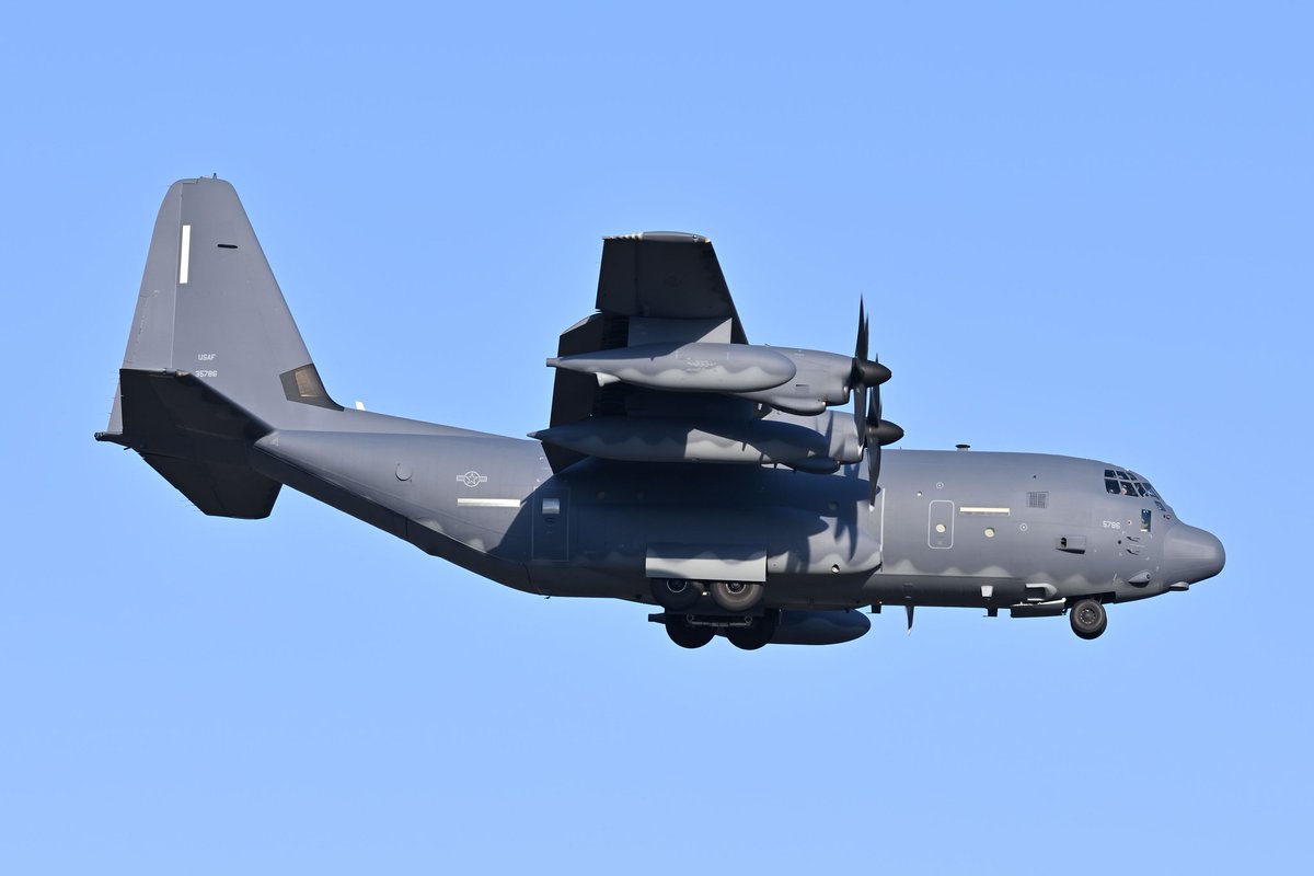 modelight329's tweet image. 2023/02/23
MC-130Jですが、顎下とか胴体後部右側面とか、あるはずのものがないですね…🤔
#横田基地　#RJTY