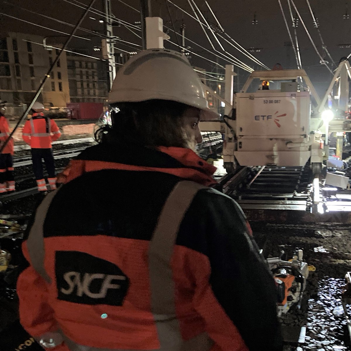 laurence_berrut's tweet photo. 🚧Sécurité, qualité, délai : 3 objectifs majeurs pour ce chantier en gare de Nancy hier pour remplacer un aiguillage.
Ces travaux sont réalisés de nuit pour permettre aux trains de circuler de jour. L'engagement et le professionnalisme des équipes sur place sont remarquables ! https://t.co/z5b4MjxtGR