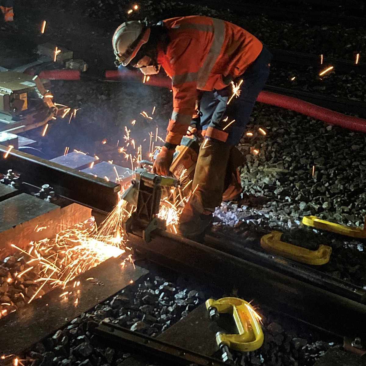 laurence_berrut's tweet photo. 🚧Sécurité, qualité, délai : 3 objectifs majeurs pour ce chantier en gare de Nancy hier pour remplacer un aiguillage.
Ces travaux sont réalisés de nuit pour permettre aux trains de circuler de jour. L'engagement et le professionnalisme des équipes sur place sont remarquables ! https://t.co/z5b4MjxtGR