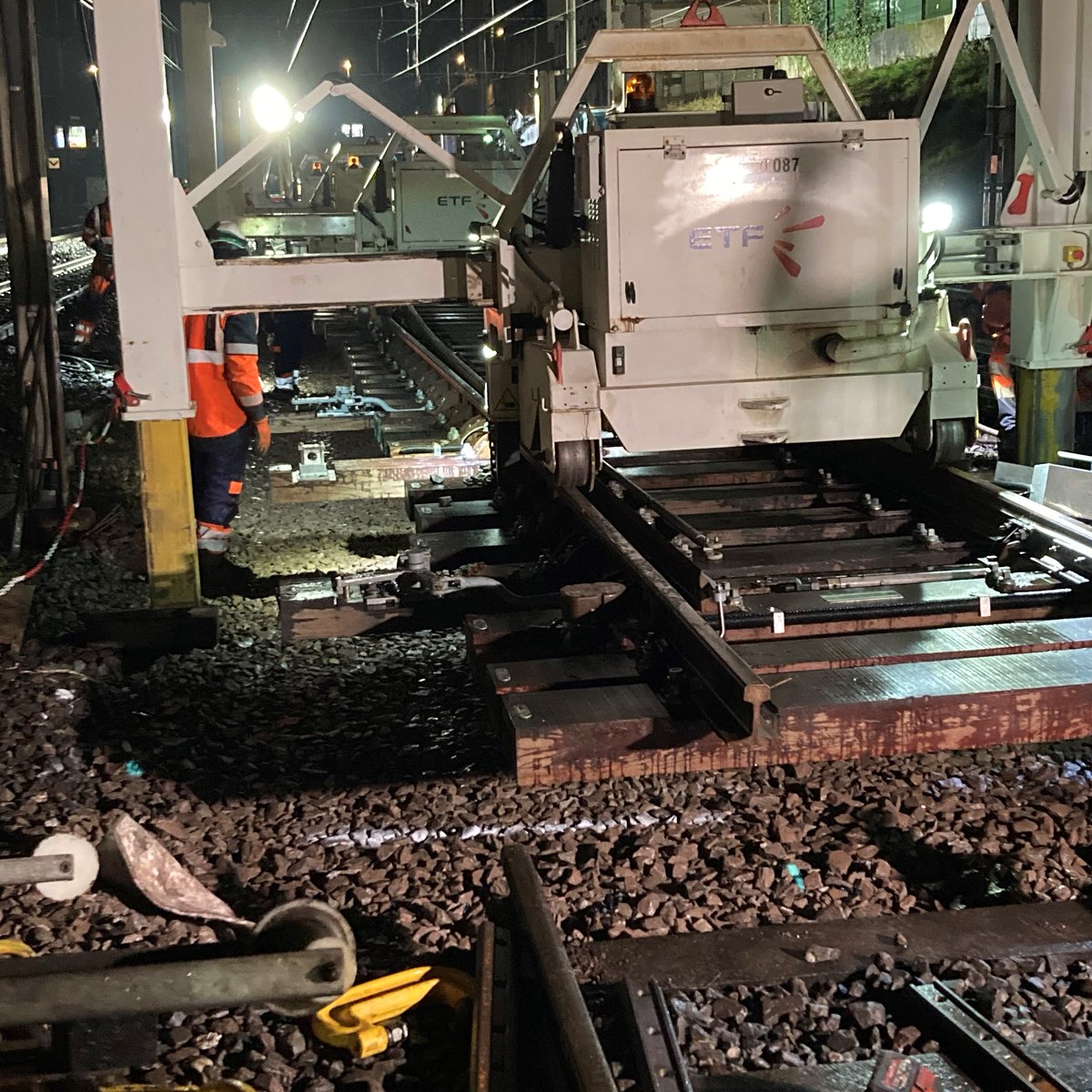 laurence_berrut's tweet photo. 🚧Sécurité, qualité, délai : 3 objectifs majeurs pour ce chantier en gare de Nancy hier pour remplacer un aiguillage.
Ces travaux sont réalisés de nuit pour permettre aux trains de circuler de jour. L'engagement et le professionnalisme des équipes sur place sont remarquables ! https://t.co/z5b4MjxtGR