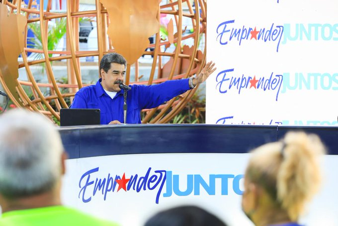 XtraLoco's tweet photo. #GDCInforma || El Pdte. @NicolasMaduro, firma decreto que exime a emprendedores pago de trámites y otros permisos
#DeVueltaAClases #oriele #BBB23 https://t.co/VtxHZ4wzWX