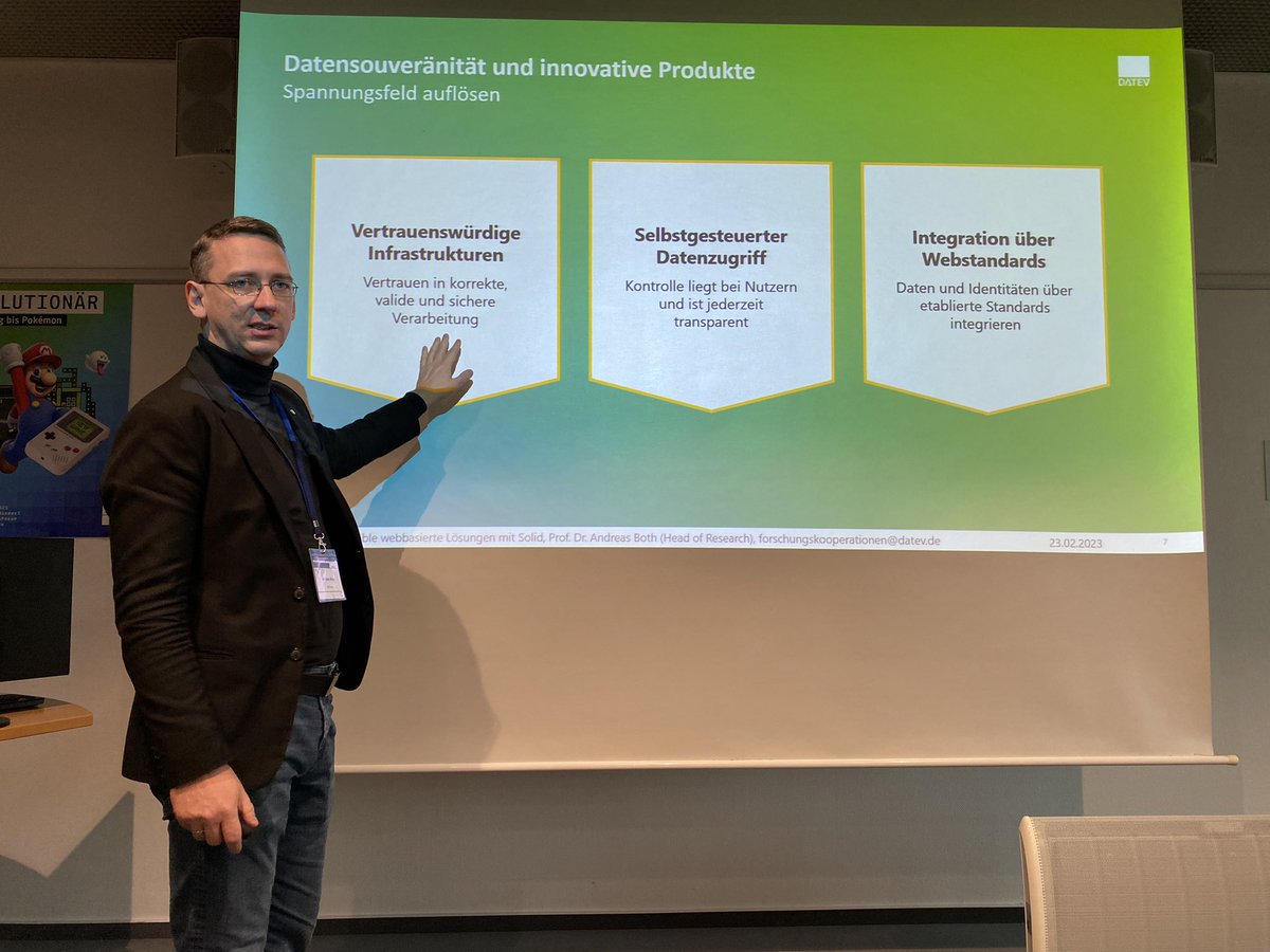stsauer13's tweet image. #Softwarearchitektur für #Softwarequalität eines Lösungsportfolios mit 2,6 Mio. Nutzern in Deutschland. Souveräne und flexible webbasierte Lösungen mit Solid – Innovative Architekturparadigmen für multidimensionale digitale Ökosysteme. Prof. Dr. Andreas Both, DATEV eG #SE23