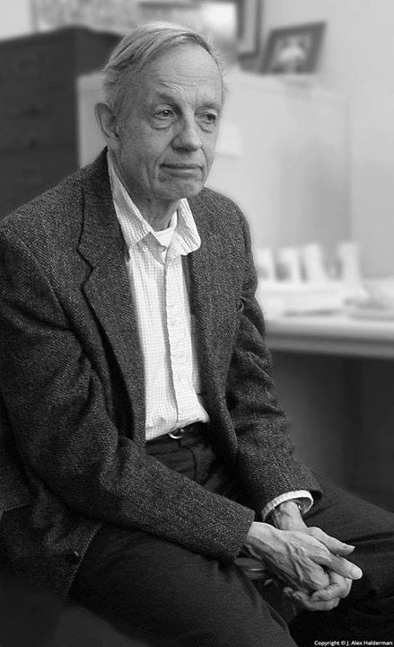 NobelPrize's tweet photo. American mathematician John Nash in reflective mood in his office @Princeton University, #OTD in 2001. A few months later, scenes from a film about his life - 'A Beautiful Mind' with @russellcrowe - were filmed on the campus. Nash received the 1994 prize in economic sciences. https://t.co/1Ggsa1eO21