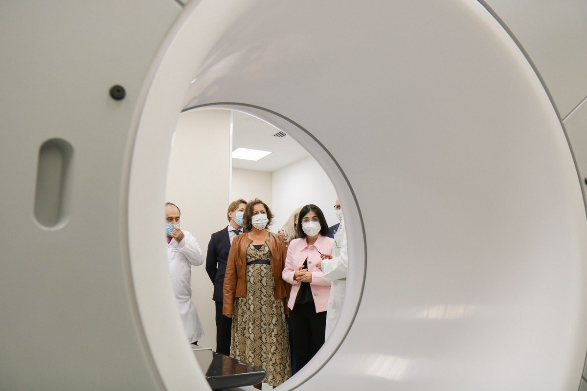 LinaGarcia_AND's tweet photo. El @HospitalUVRocio instala el primer acelerador de radioterapia tipo Halcyon en #Andalucía. Se prevé que unos 500 pacientes se beneficien cada año de este equipo que empezará por tratar tumores de mama, pulmón y pélvicos.
Hoy lo he visitado con la ministra @CarolinaDarias. https://t.co/Q2HFqs5ImE