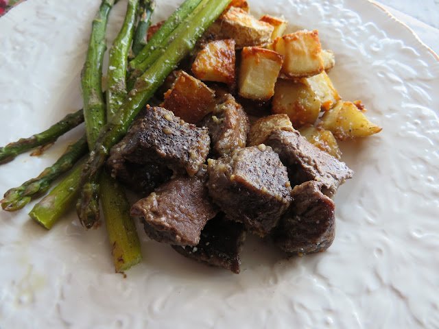MarieRYnr's tweet photo. Sheetpan Steak & Potatoes with crispy parmesan potatoes, tender juicy garlic sirloin, and tender asparagus spears. Quick, easy, delicious, no fuss, no muss. https://t.co/jrDSnMMqi9 #tasty #yummy #delicious #steak #potatoes #easymeal #sheetpansupper #nomnom #letseat #Cooking https://t.co/fx4zwzxm83