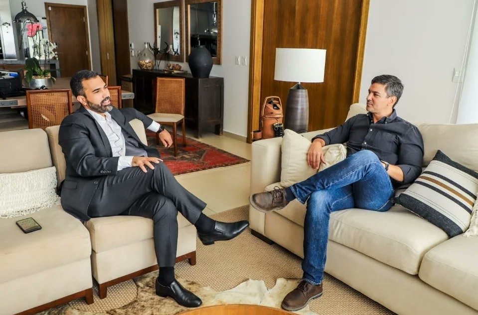 Simplemente agradecer al próximo Presidente de la Rca. <a href="/SantiPenap/">Santiago Peña</a> por invitarme a su residencia, donde mantuvimos una amena charla sobre los desafíos a vencer como nuevos actores políticos, en beneficio del pueblo Paraguayo🇵🇾
#SantiPresidente 
#SamaDiputado